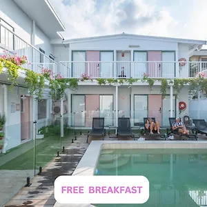  Vandrerhjem Surf Boutique Backpackers - Free Breakfast
